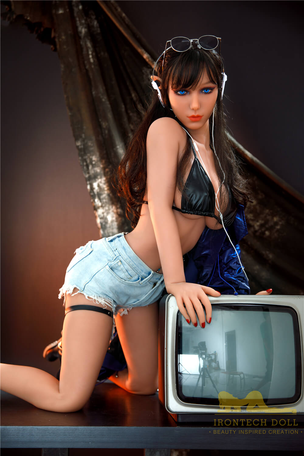 Sex doll with small waist and natural curves 