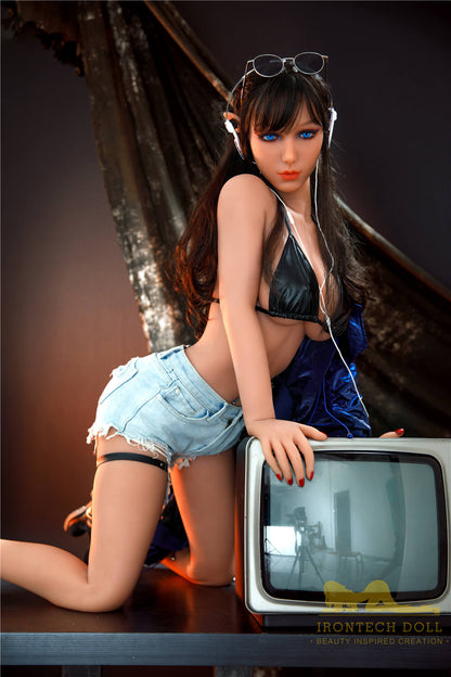 Sex doll with small waist and natural curves 