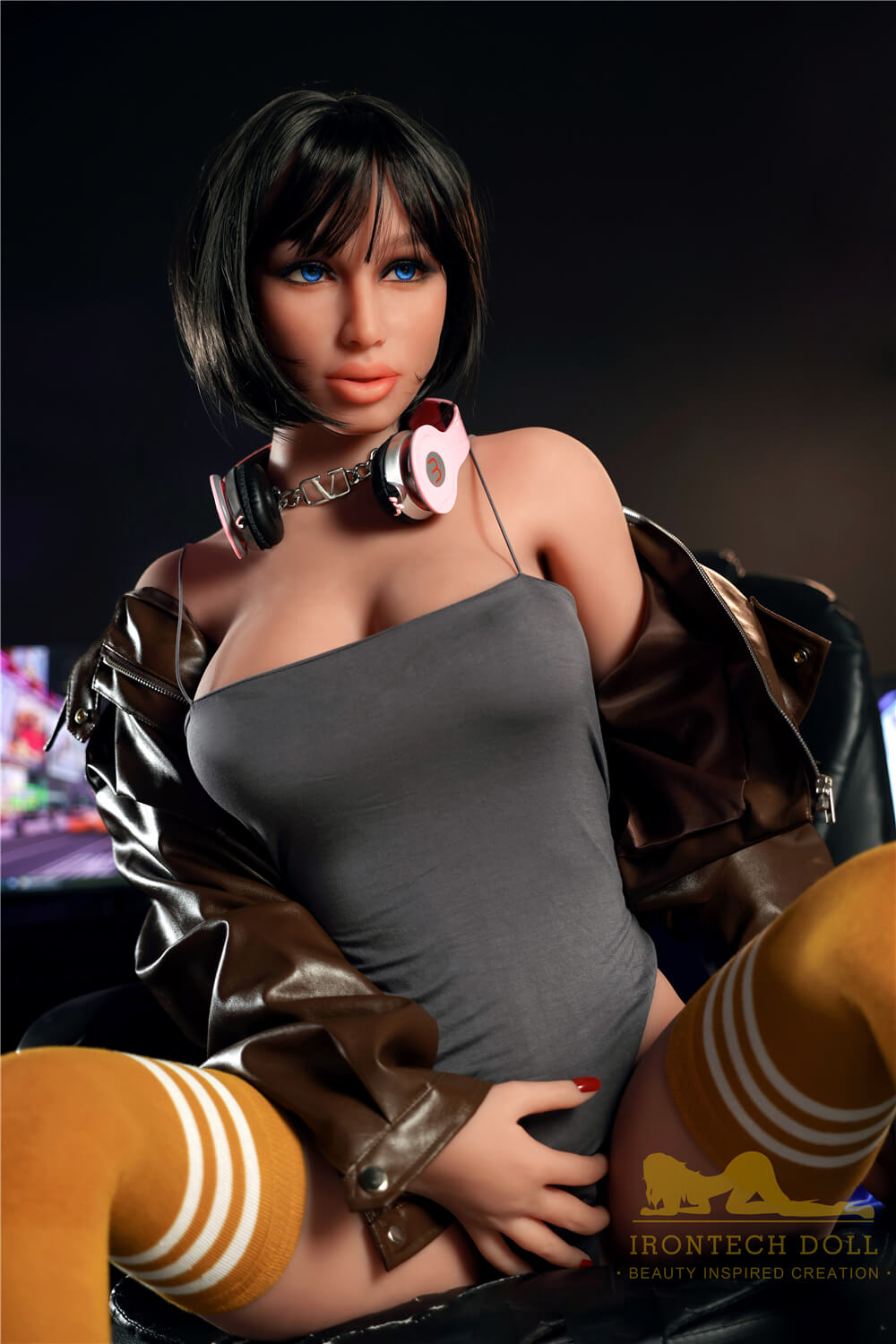 Dark and short hair sex doll 
