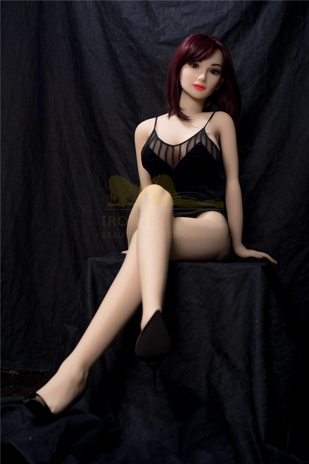 Hello, my love, I'm a hot sex doll. Come and get me...