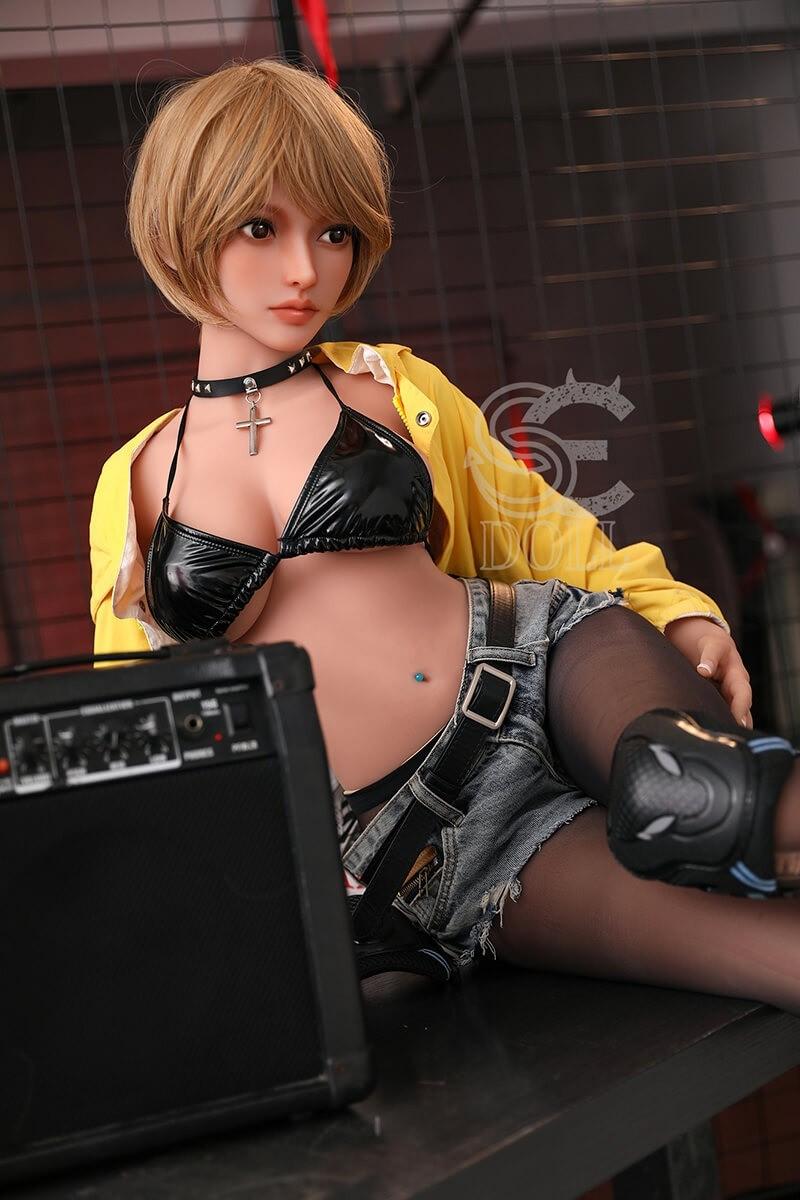 Avery.B SEDOLL Love Doll with short blonde hair and sporty styling