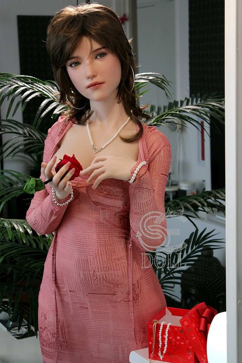 165cm C-cup silicone sex doll with a 62cm waist and 91cm hips